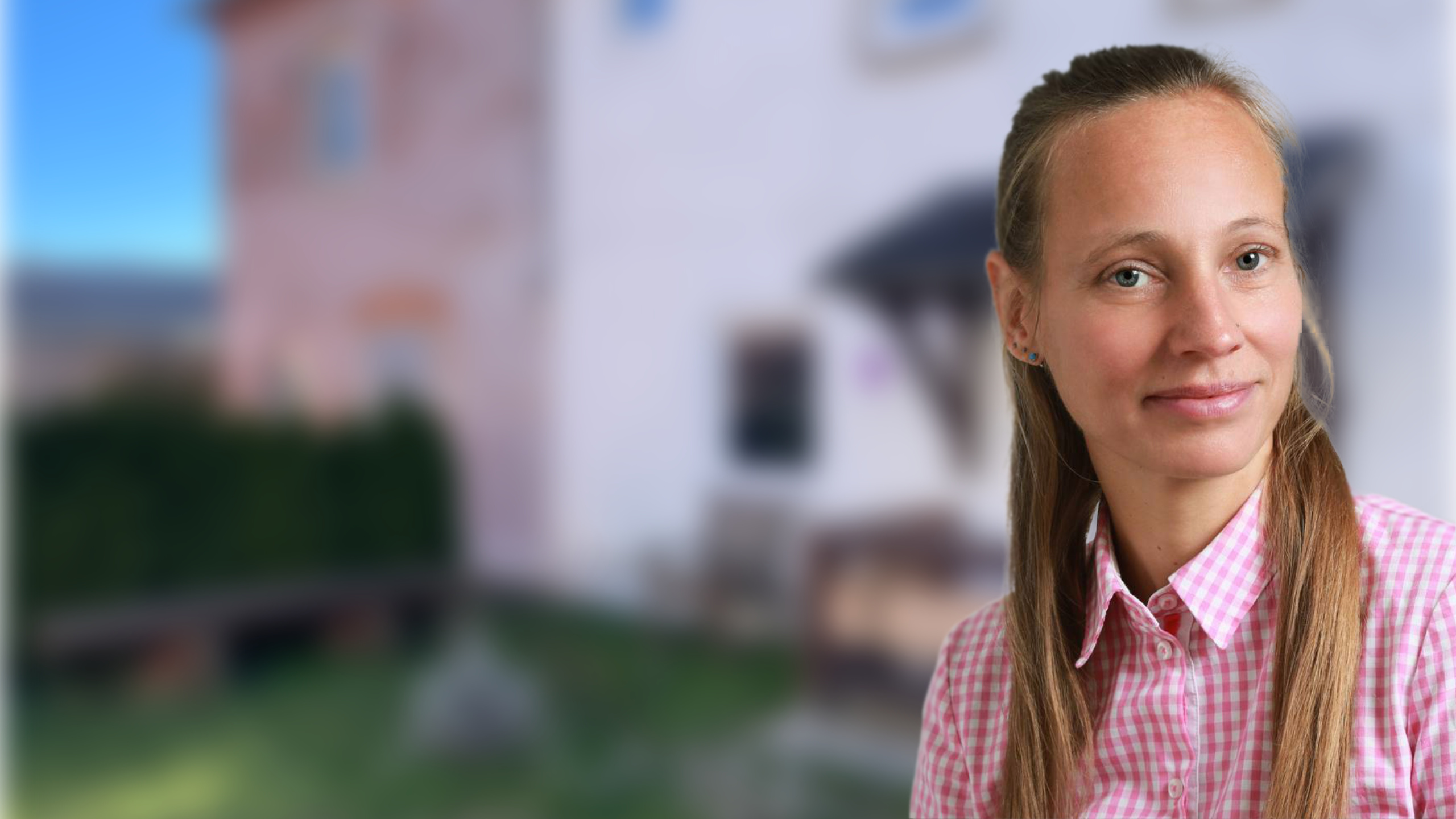 Homepage erstellen lassen von Homepage-Heldin Christina Glatz vor einem unscharfen Hintergrund